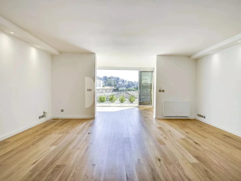 Salon lumineux d’un appartement rénové à Royal Mougins Golf