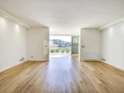 Salon lumineux d’un appartement rénové à Royal Mougins Golf