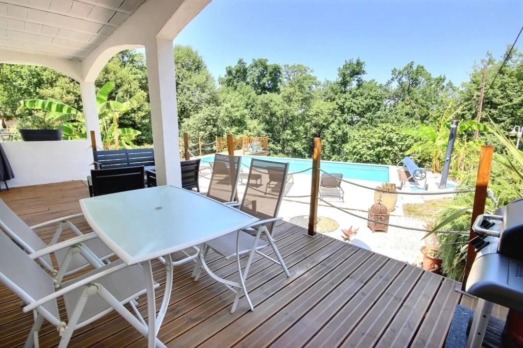 Une terrasse spacieuse avec une piscine et un joli cadre verdoyant - Les Adrets-de-l'Estérel