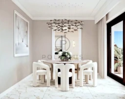Une salle à manger élégante avec des chaises blanches autour d'une table, un lustre moderne et de grandes fenêtres.