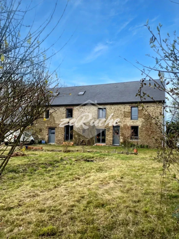 Charmante maison en pierre avec jardin spacieux, idéale pour la famille.