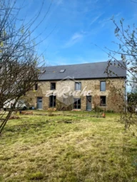 Charmante maison en pierre avec jardin spacieux, idéale pour la famille.