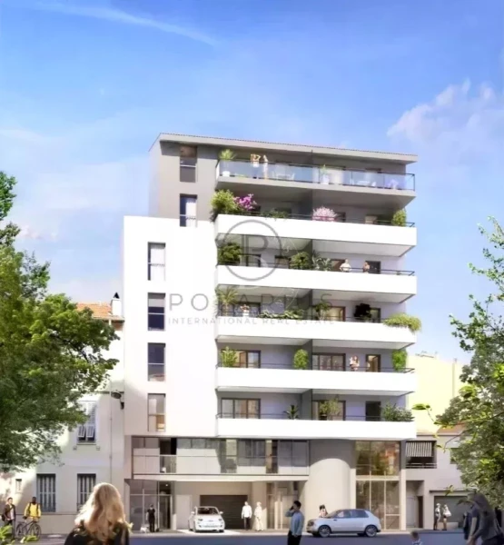 Un immeuble moderne à plusieurs étages avec balcons verdoyants, situé dans un quartier urbain.