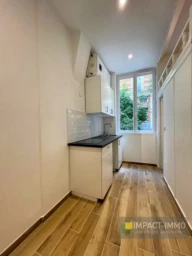 Cuisine lumineuse avec vue sur l'extérieur.