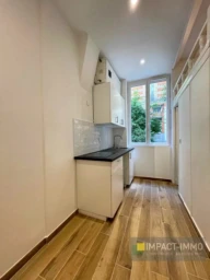 Cuisine lumineuse avec vue sur l'extérieur.