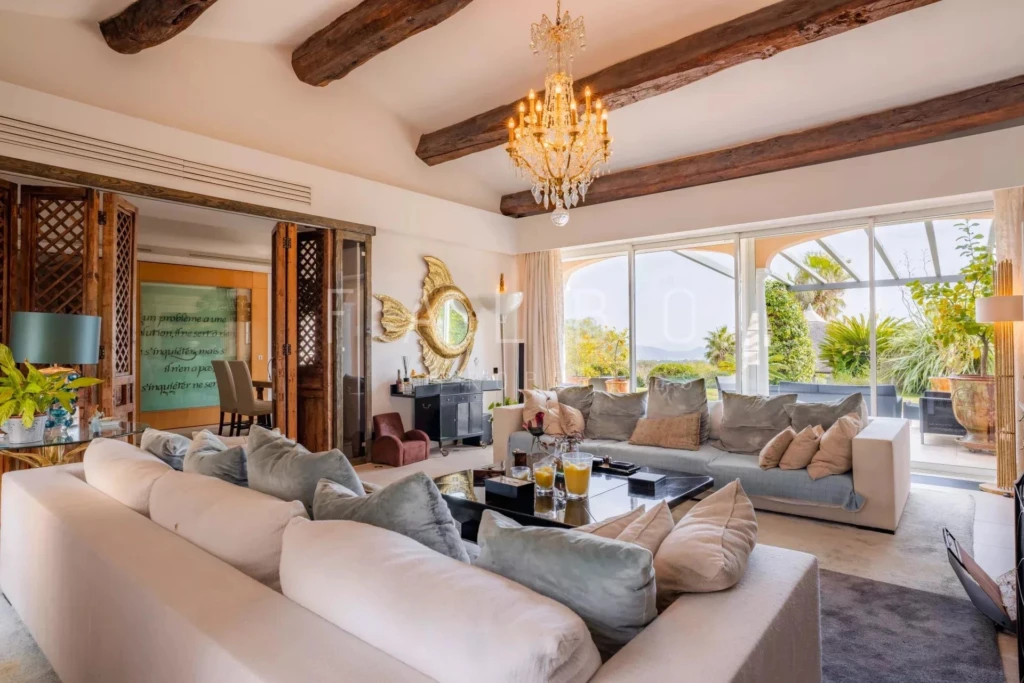 salon avec accès terrasse propriété la ciotat