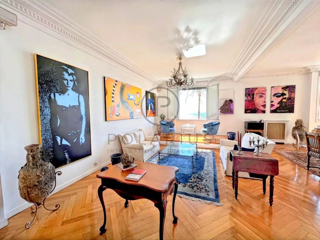 Cet appartement spacieux dispose d'un salon élégant avec des œuvres d'art modernes et une décoration raffinée.