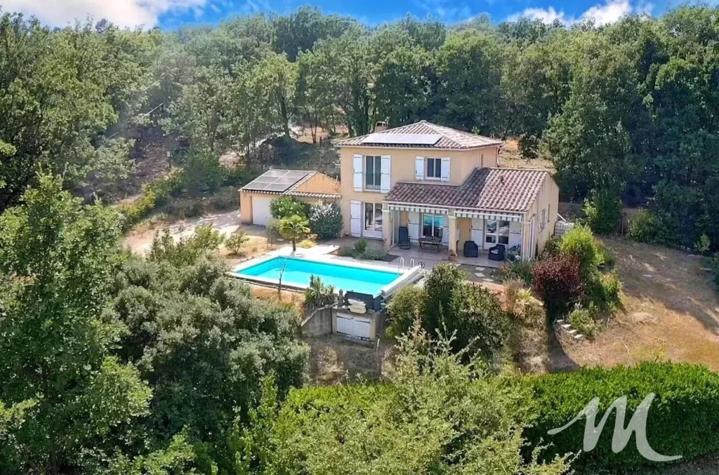 Vue aérienne villa et piscine entourée de nature, Montmeyan