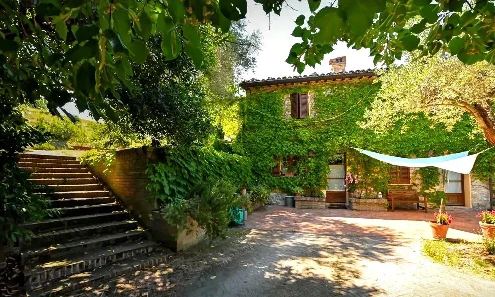 Charmante maison avec un grand jardin verdoyant et une terrasse ensoleillée.