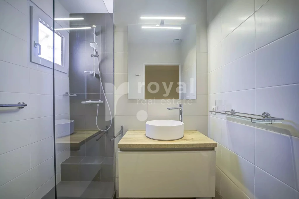 Salle de douche contemporaine d'une villa dans le cadre exclusif du Royal Mougins