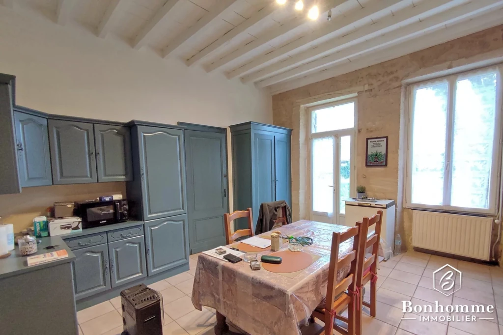 Charmant appartement lumineux avec cuisine équipée dans un quartier calme.