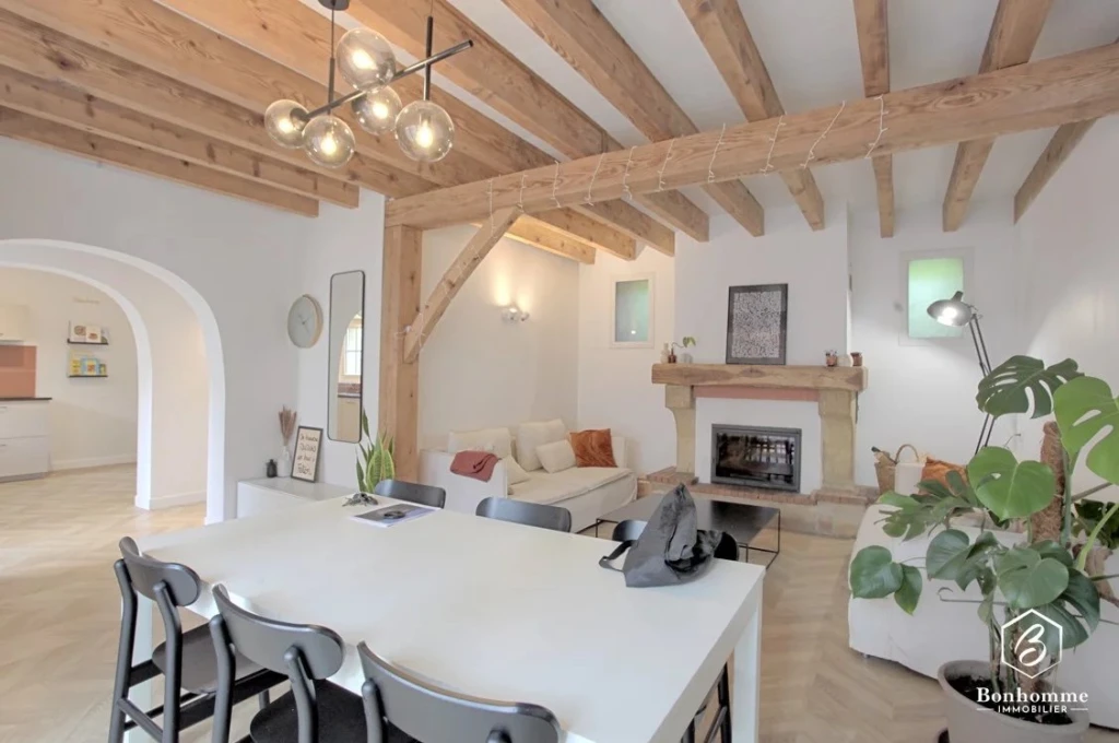 Belle maison avec un intérieur lumineux et chaleureux, idéal pour la vie de famille.