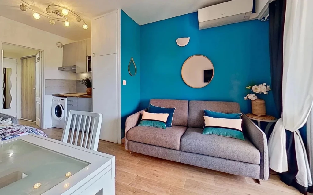 Intérieur soigné et lumineux d'un appartement type studio, entièrement meublé et climatisé, situé au port de Hyères.