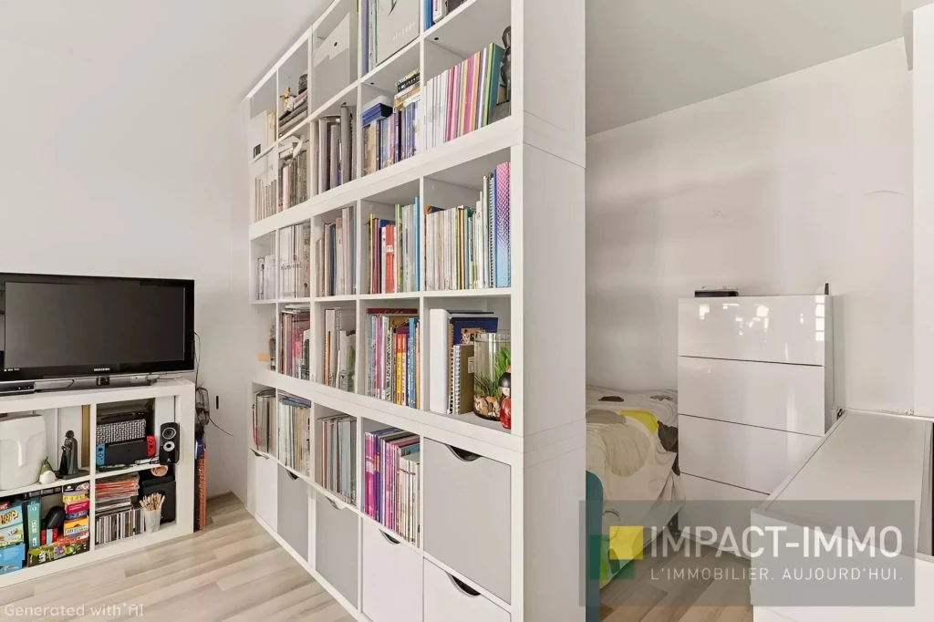 Salon avec une bibliothèque murale et un coin nuit
