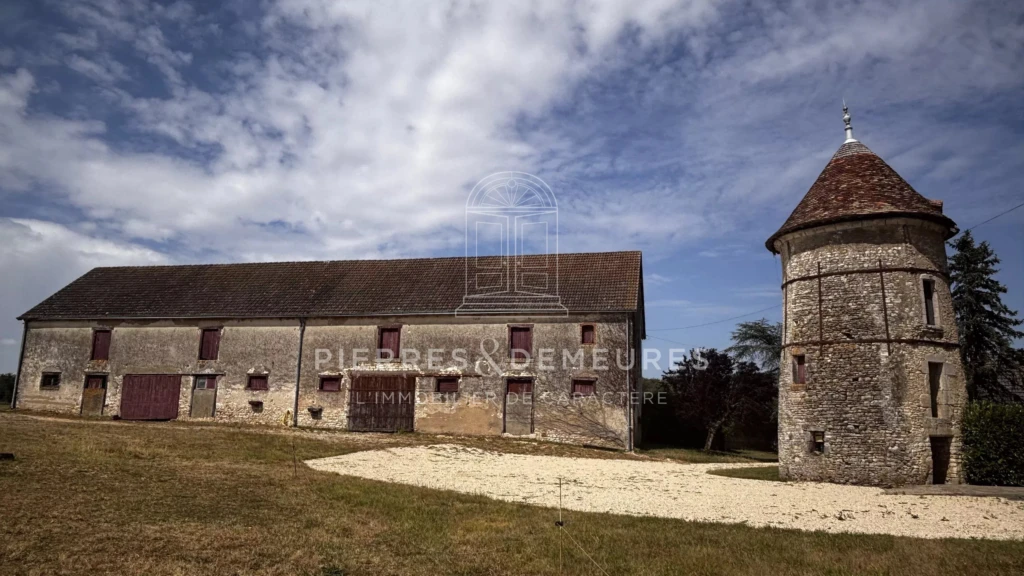 MANOIR AVEC DEPENDANCES - MANOIR AVEC PRAIRIE ET BOIS - FERME A VENDRE A NEUILLAY LES BOIS - BIEN DE CARATERE - CREATION GITES ET CHAMBRES D'HOTES