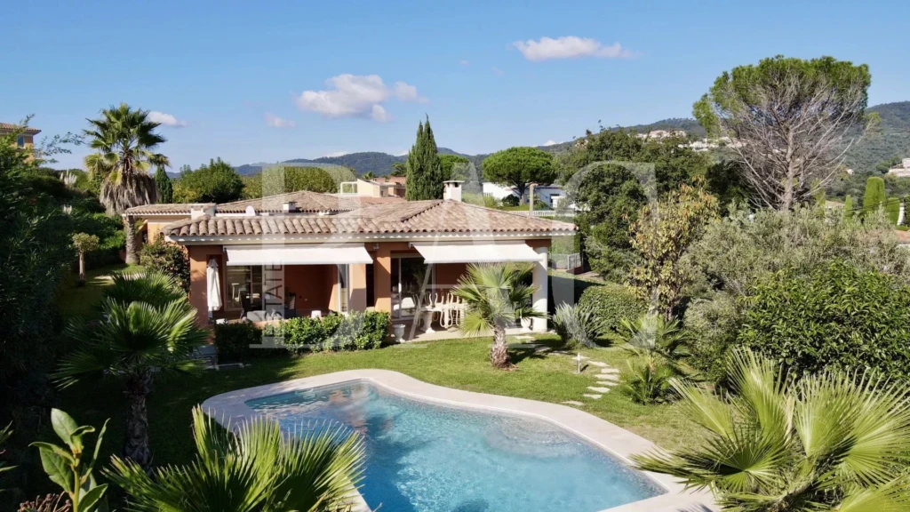 Belle villa avec piscine entourée de végétation luxuriante sur la Côte d'Azur