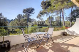 Villa au calme avec terrasse ensoleillée dans domaine sécurisé à Mougins