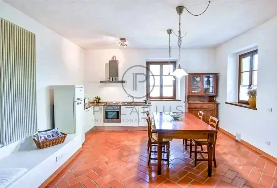 Grand espace lumineux avec cuisine équipée et salle à manger conviviale.