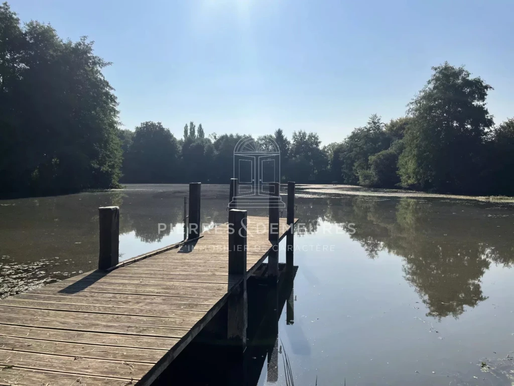 maison au bord de l'eau-vue sur étang-étang homologué-vivre dans la nature-ponton sur l'eau