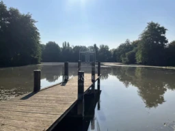maison au bord de l'eau-vue sur étang-étang homologué-vivre dans la nature-ponton sur l'eau