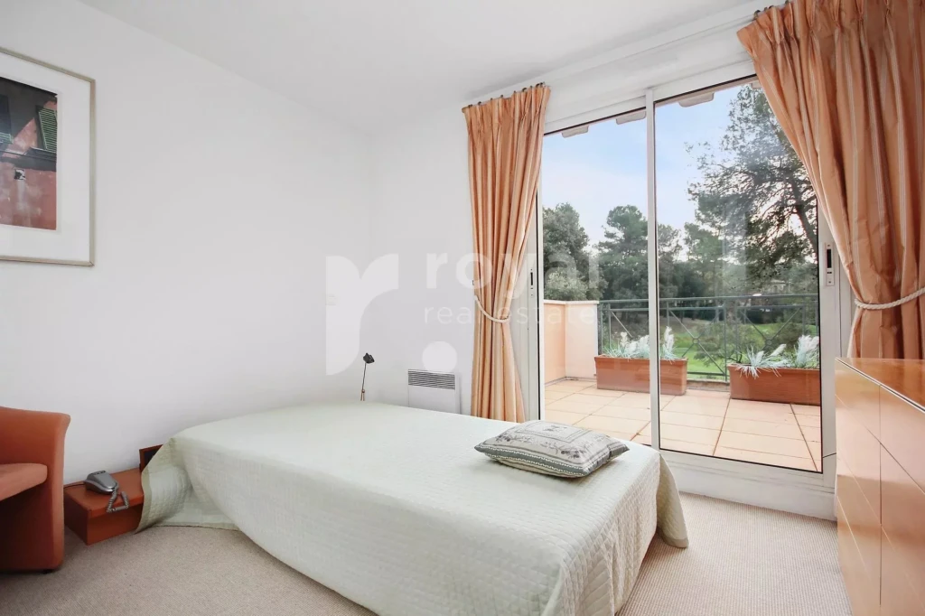 Chambre lumineuse – villa familiale avec vue – Royal Mougins Golf