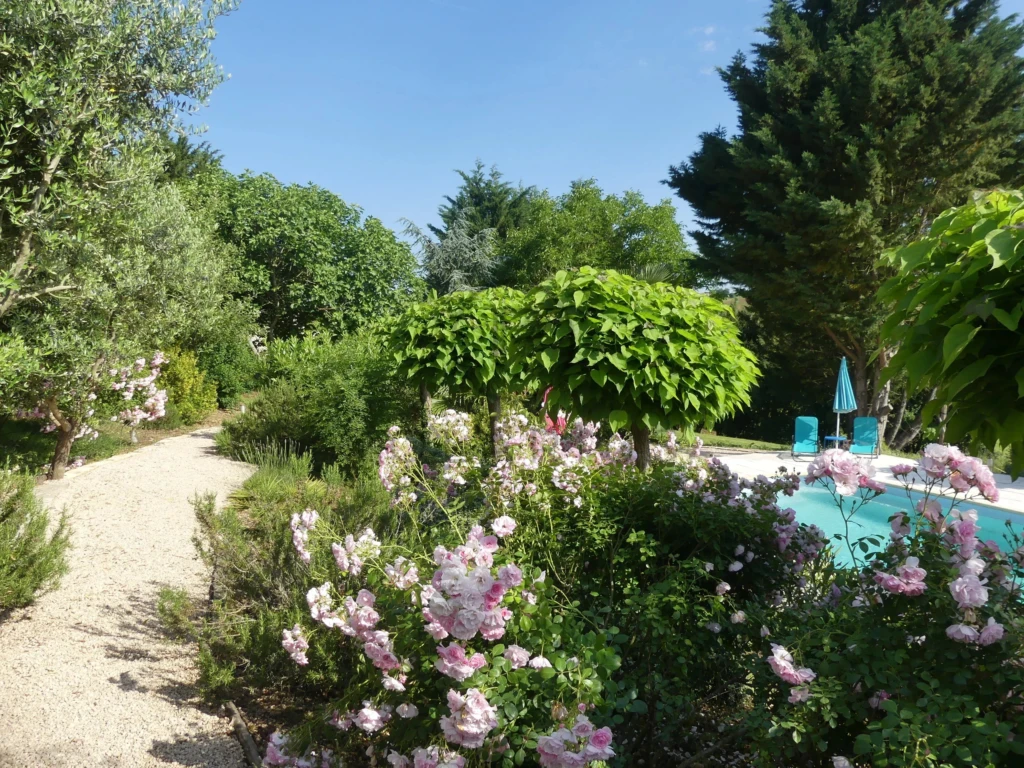 Jardin magnifique avec piscine et fleurs colorées dans cette propriété.