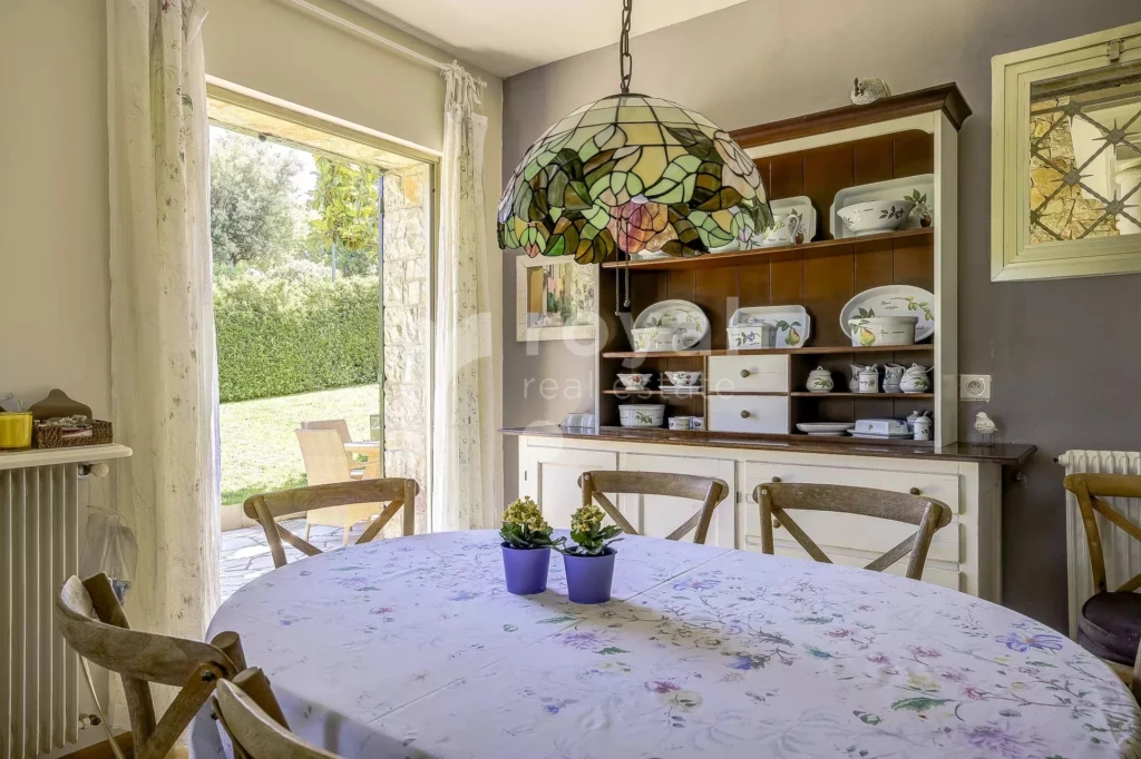 Cuisine design ouverte sur le séjour et le jardin