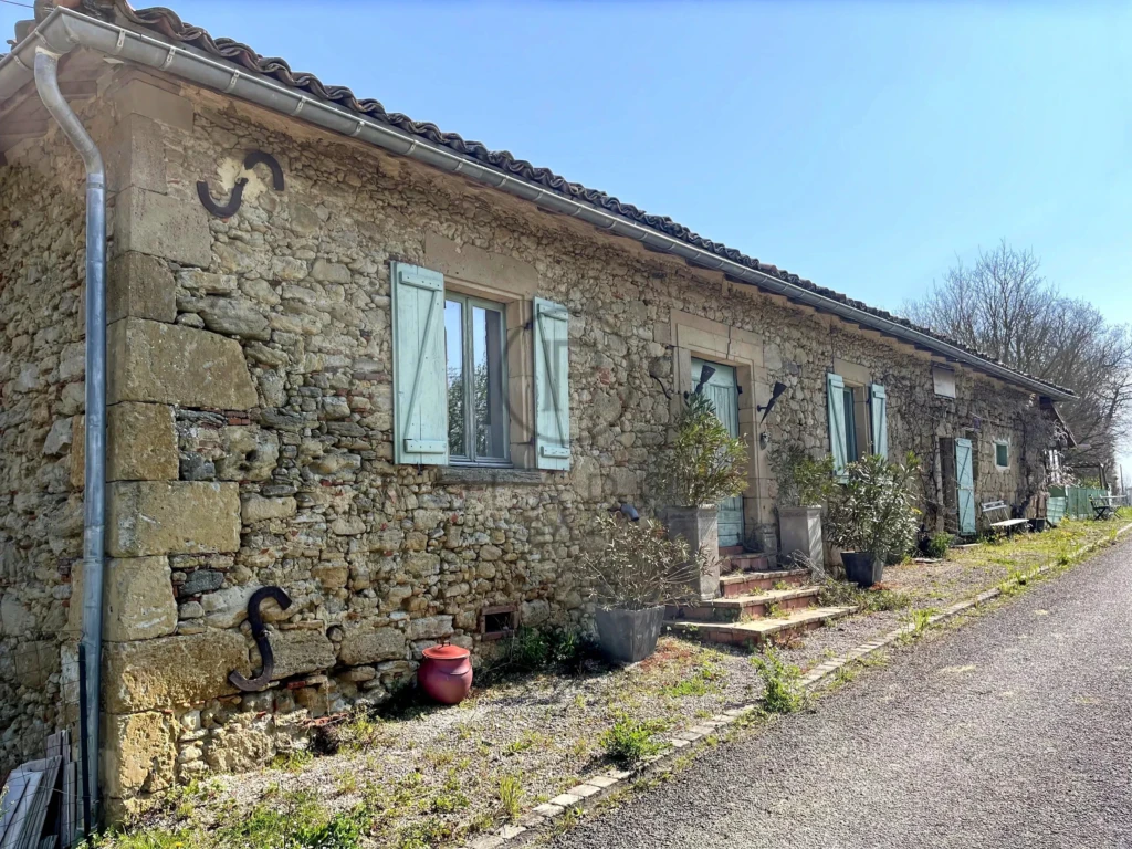 Charmante vieille maison en pierre avec un jardin spacieux.