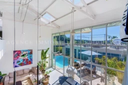 Cet appartement lumineux offre une vue imprenable sur la piscine et le jardin.