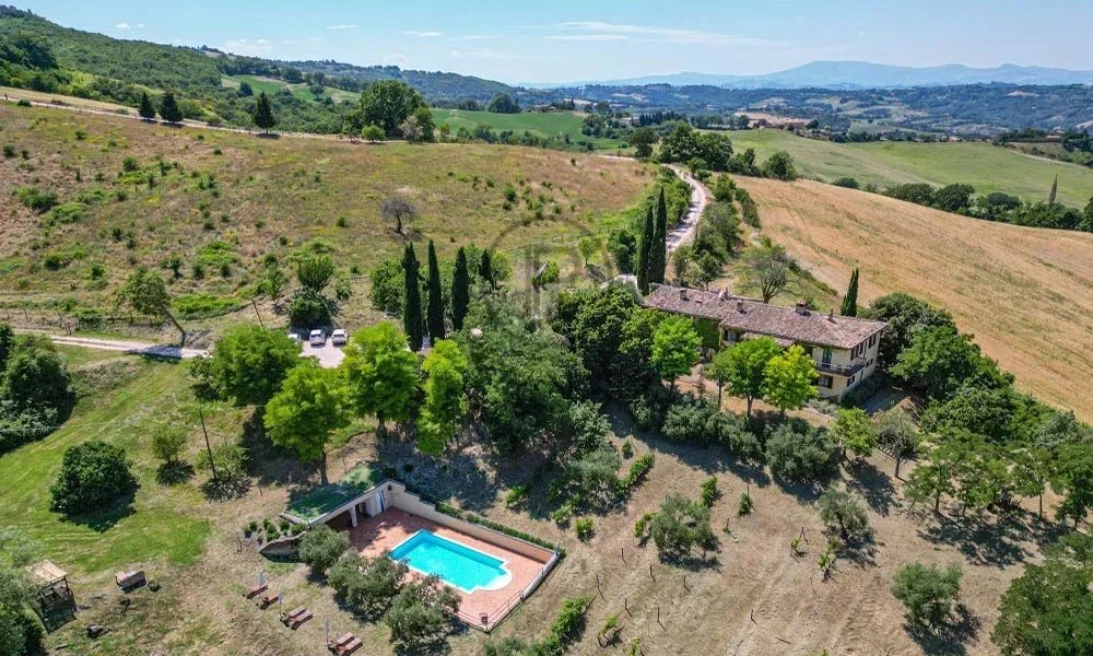 Belle propriété avec piscine entourée de paysages bucoliques en Corse.
