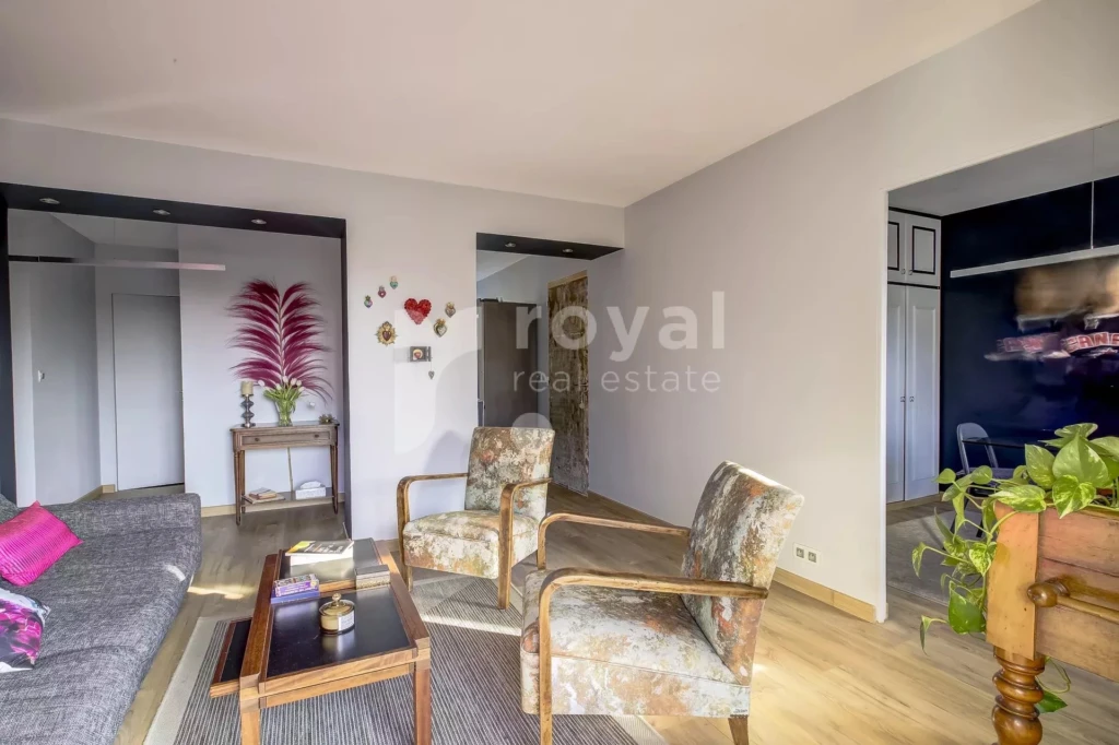 Séjour lumineux d’un appartement rénové à pied du centre de Valbonne