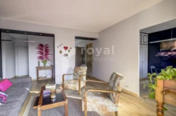 Séjour lumineux d’un appartement rénové à pied du centre de Valbonne