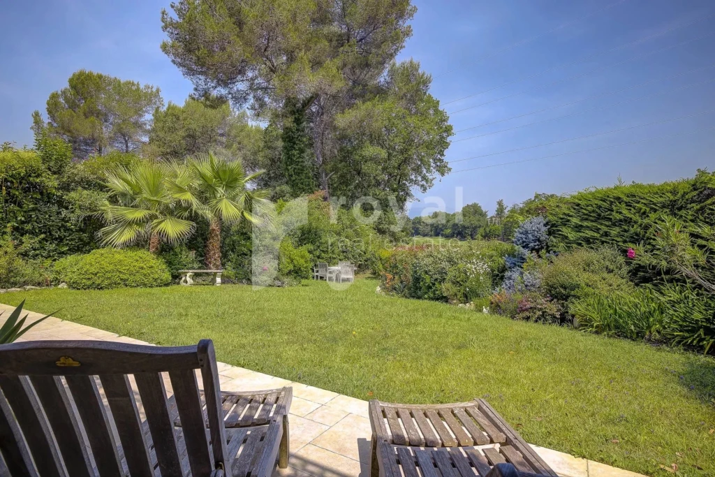 Jardin verdoyant d’une villa rénovée de luxe face au golf