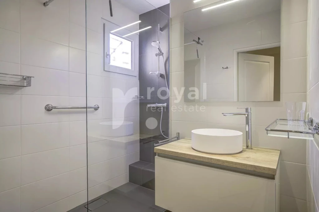 Salle de douche contemporaine avec équipements de luxe dans un environnement golfique exclusif