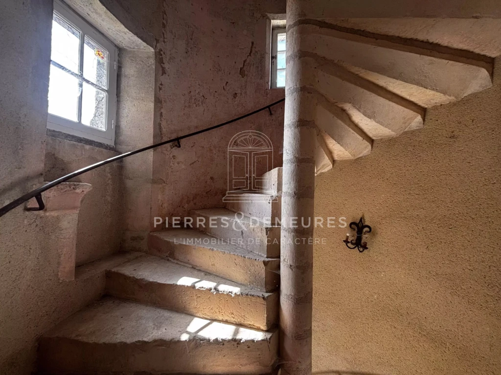 MANOIR AVEC DEPENDANCES - MANOIR AVEC PRAIRIE ET BOIS - FERME A VENDRE A NEUILLAY LES BOIS - BIEN DE CARATERE - CREATION GITES ET CHAMBRES D'HOTES - ESCALIER EN PIERRE