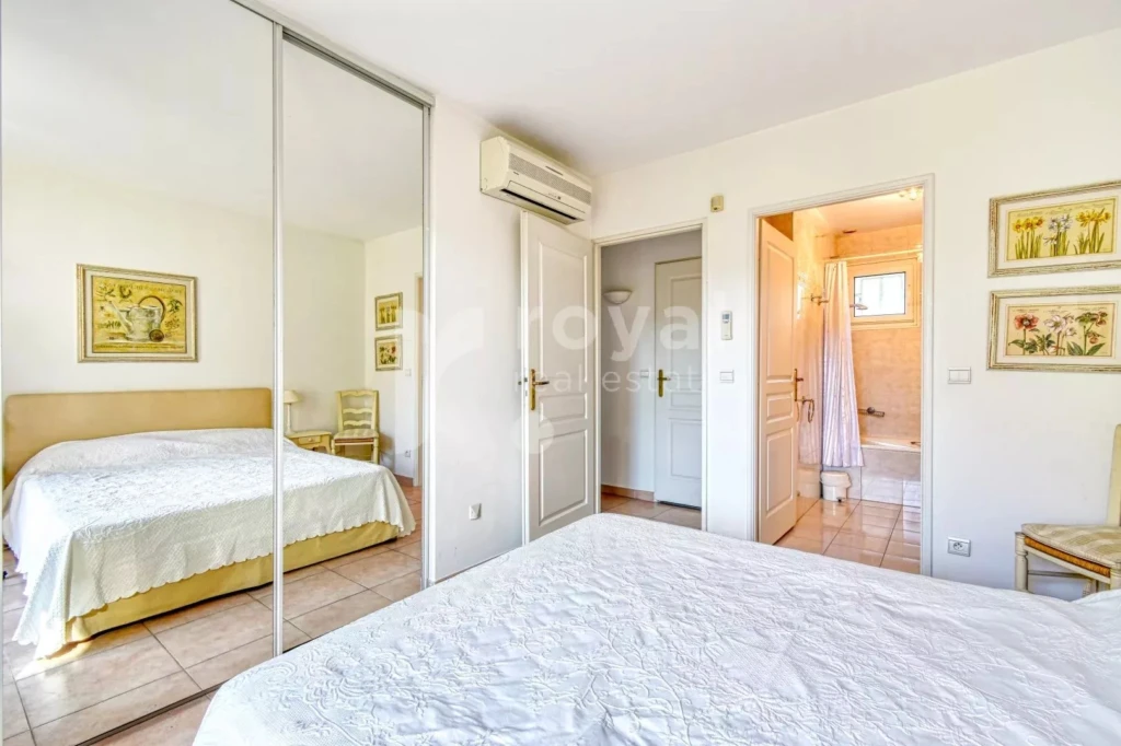 Chambre avec placards dans une villa au calme - Royal Mougins Golf