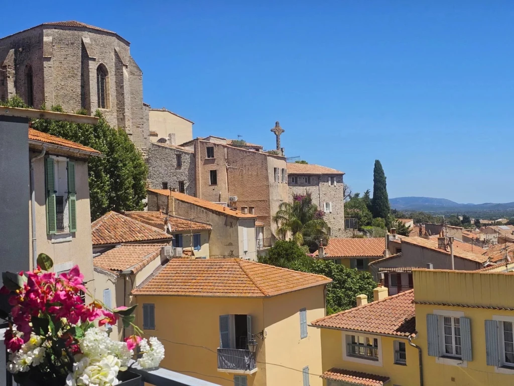 Vue sur la collégiale Saint-Paul et les toits du centre historique de Hyères