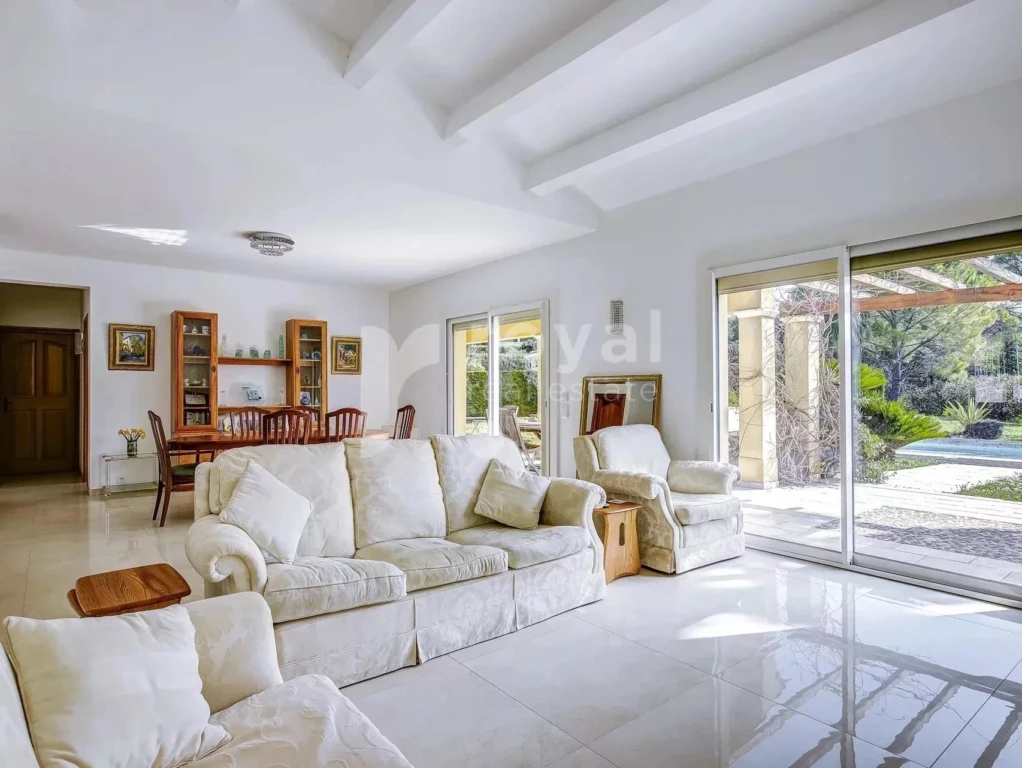 Élégant séjour ouvert sur le jardin – villa avec piscine à Mougins