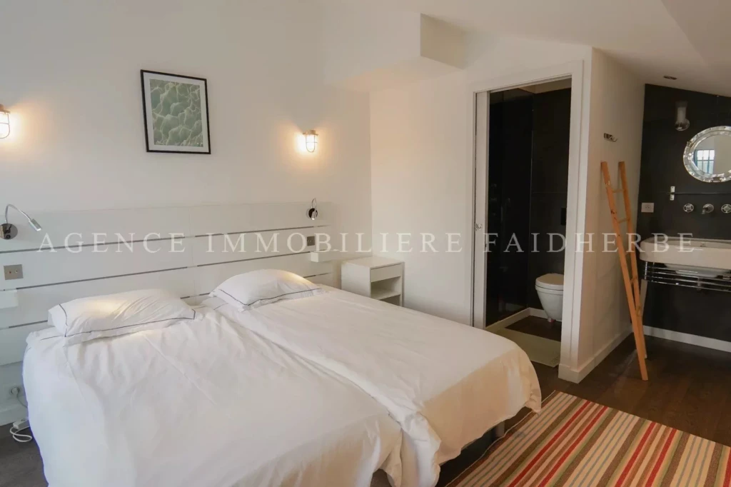 Chambre lumineuse et moderne dans un hôtel de charme.