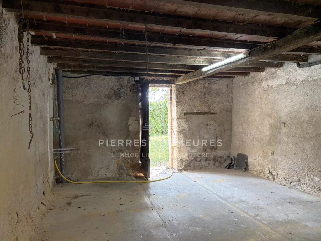 MAISON DE CARACTÈRE A VENDRE A LA CHAPELLE-SAINT-URSIN - MAISON DE VILLE AVEC JARDIN - MAISON FAMILIALE - PARQUETS - CHEMINÉES - GARAGE - CAVE