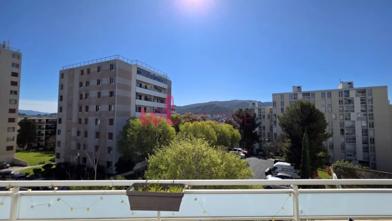 vue dégagée appartement T2 dernier etage marseille a vendre