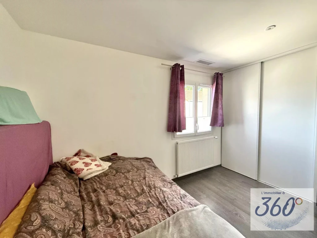 Chambre principale généreuse en superficie, idéale pour un aménagement confortable.