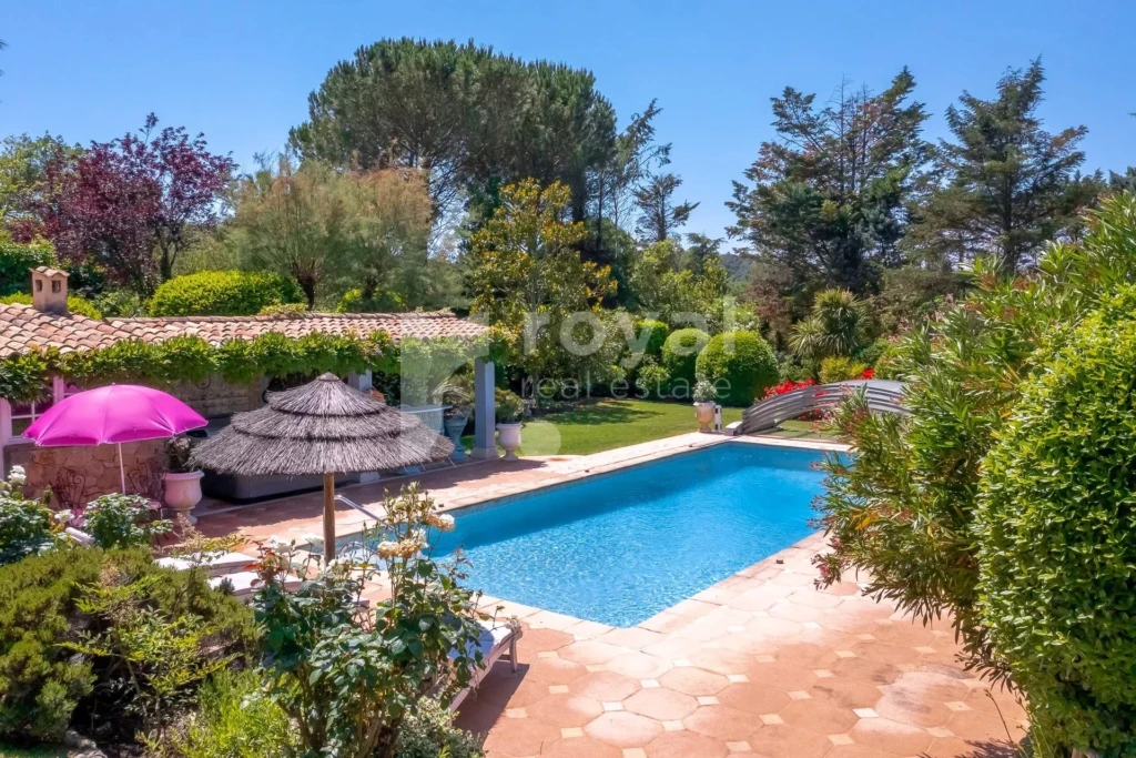 Piscine élégante au cœur d’un jardin paysager dans un domaine fermé d’exception à Châteauneuf-Grasse