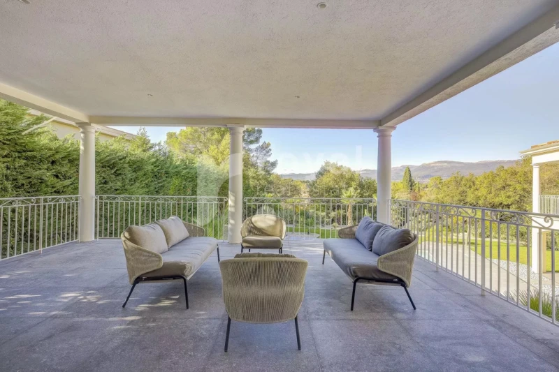 Terrasse design ouverte sur le jardin dans villa d'exception