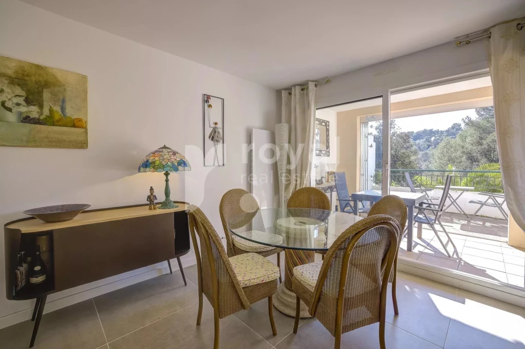 Salle à manger conviviale avec accès direct à la terrasse – villa à Mougins