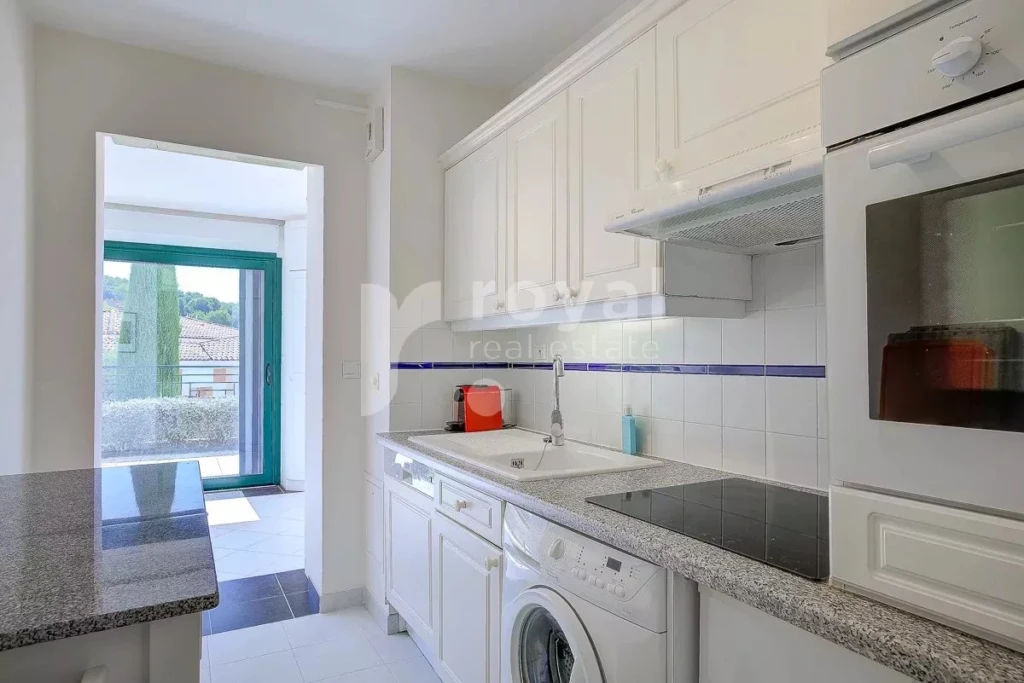 Cuisine équipée de l’appartement avec terrasse – Royal Mougins Golf