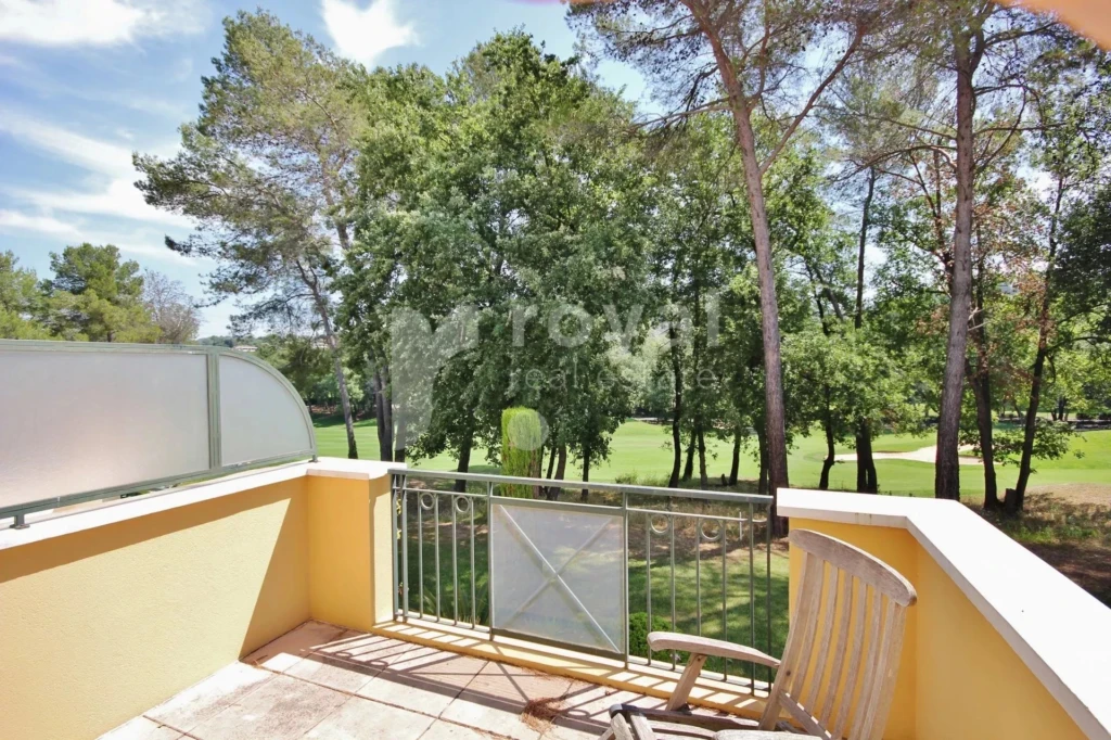 Terrasse avec vue dégagée sur les collines et le parcours de golf