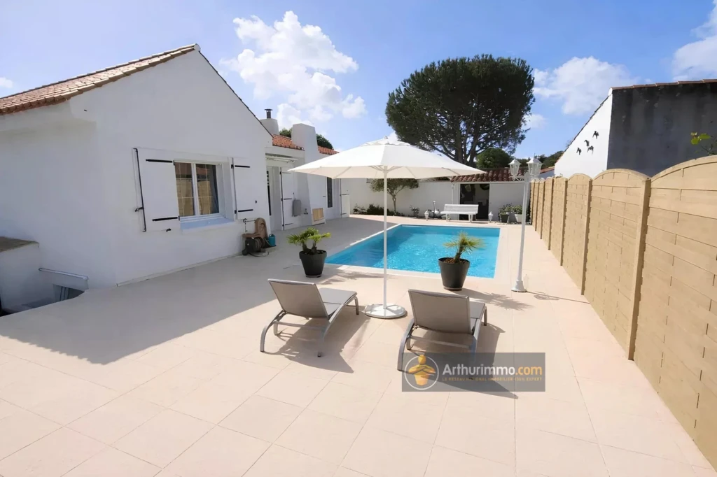 Belle terrasse avec piscine dans une maison lumineuse.