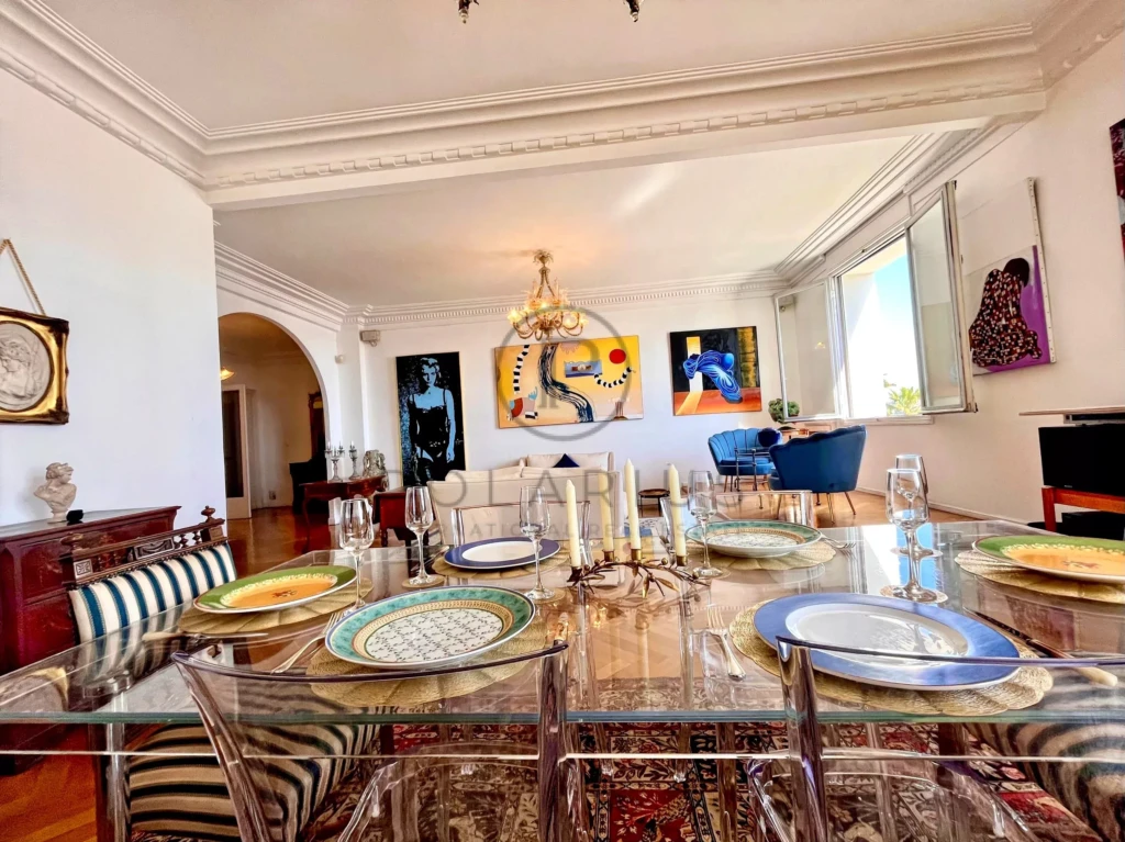 Salle à manger élégante avec un décor sophistiqué et des œuvres d'art modernes.