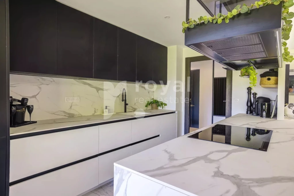 Cuisine ouverte raffinée d’une villa rénovée contemporaine